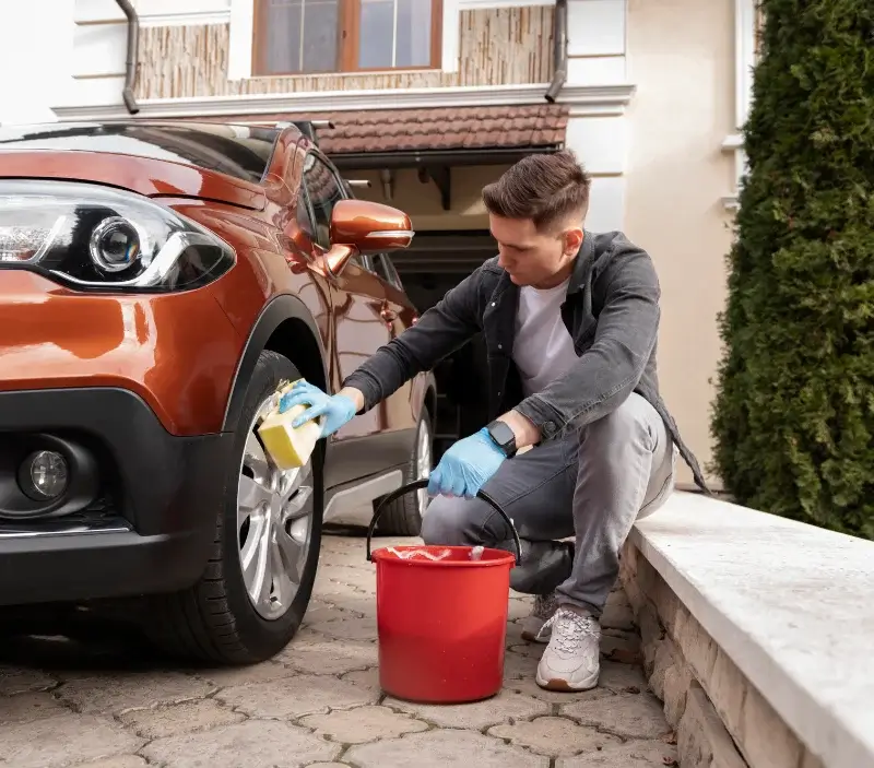 Lavage auto à domicile Crêts en Belledonne : professionnel intervenant sur un véhicule
